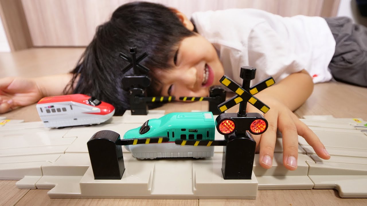 パネルワールド ふみきり トンネル スロープ てっきょう いきちがいの駅 - YouTube パネルワールド ふみきり トンネル スロープ てっきょう いきちがいの駅 - YouTube