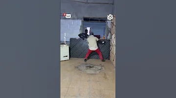 أدخل الرعب في قلوبهم صاحب مزرعة في العاصمة الليبية طرابلس يطلق أسد ا على بعض العمال بدافع المزاح 