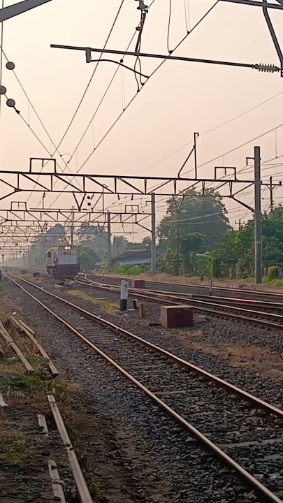 Lokomotif CC 201 Longhood Ngebut Sendirian #lokomotif #cc201 #keretaapi #stasiunlempuyangan