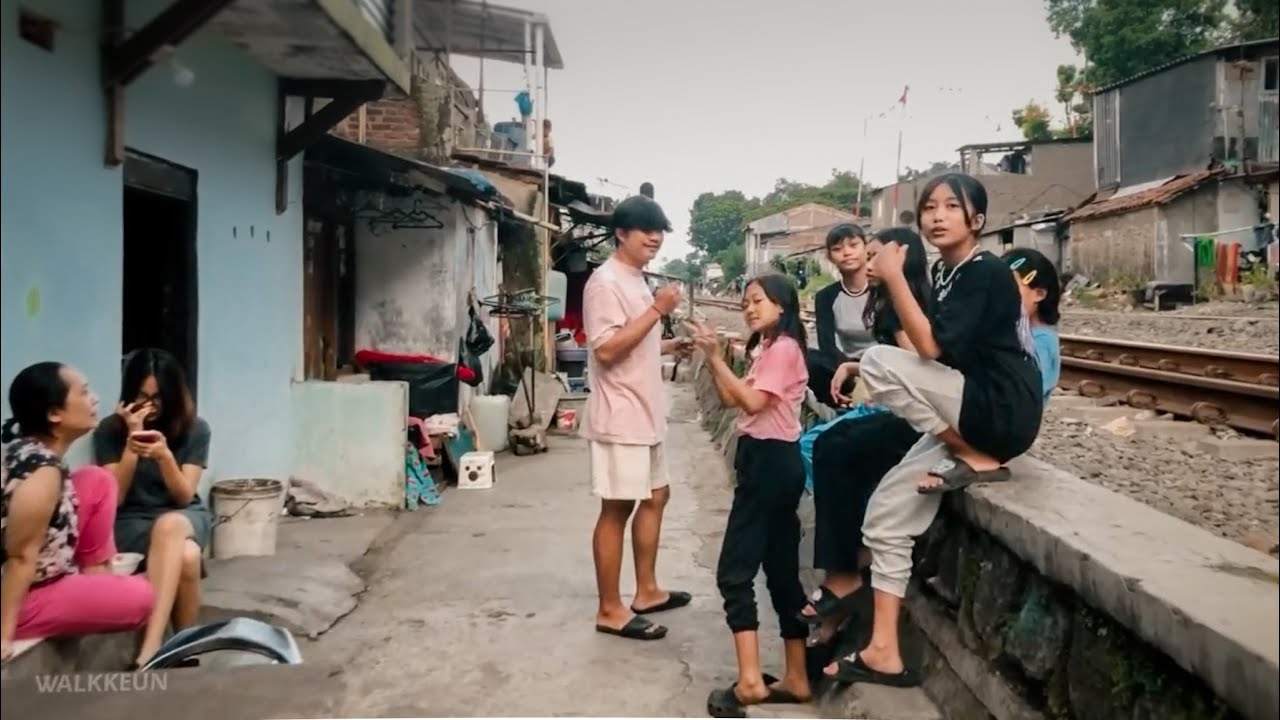 KEHIDUPAN DI PINGGIR REL KERETA API | KEBON PISANG BANDUNG | Real Life in Bandung, Indonesia