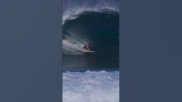 Griffin Colapinto going through some traffic at Pipeline