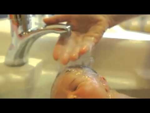 El primer baño de un recién nacido