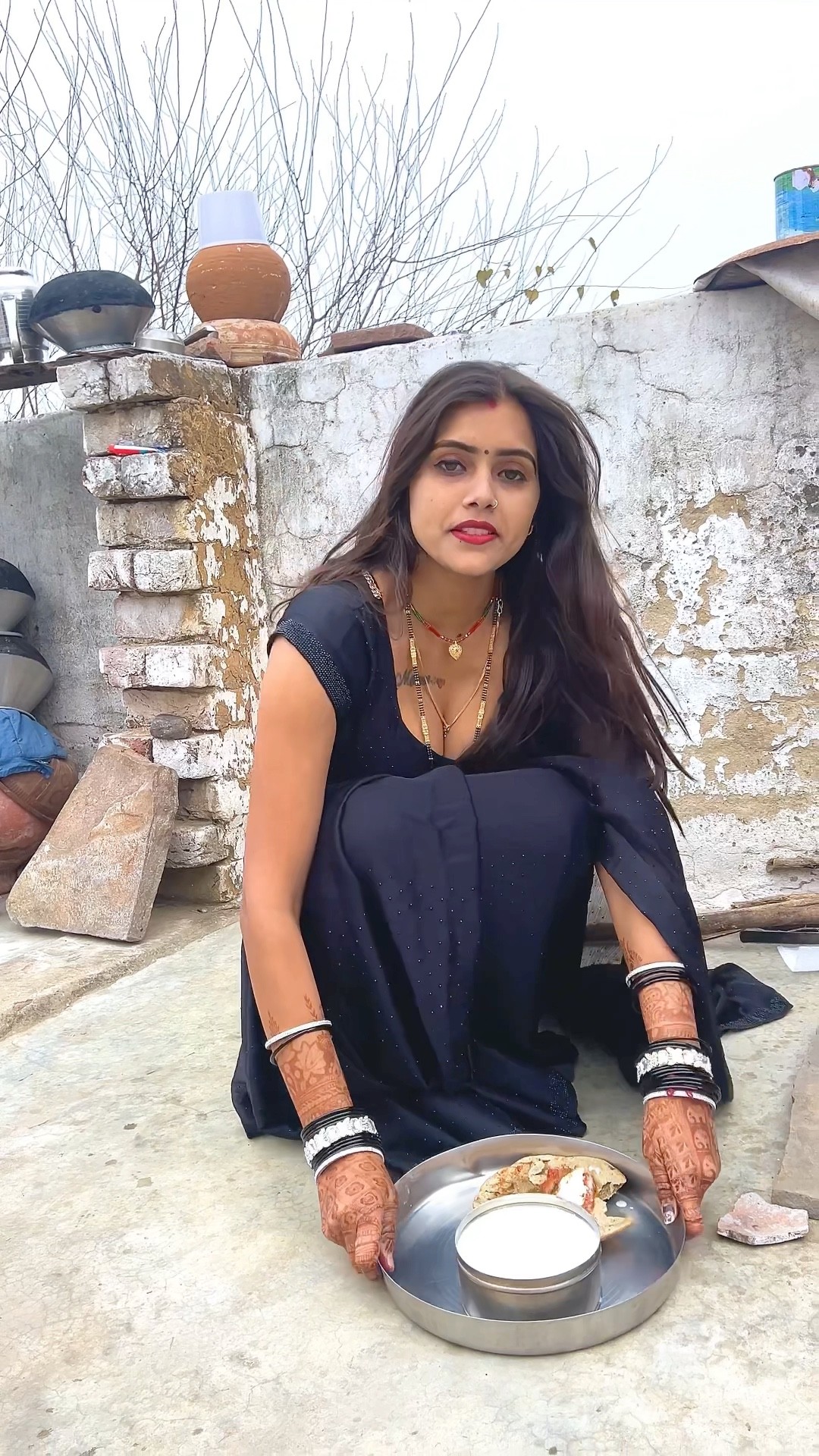 मेरी महंदी कैसी लग रही है दोस्तों #shorts #meenu #trendingshorts #ytshorts