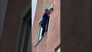 Afşin’de Yürek Isıtan Anlar! Güvercini Canını Hiçe Sayarak Kurtardı