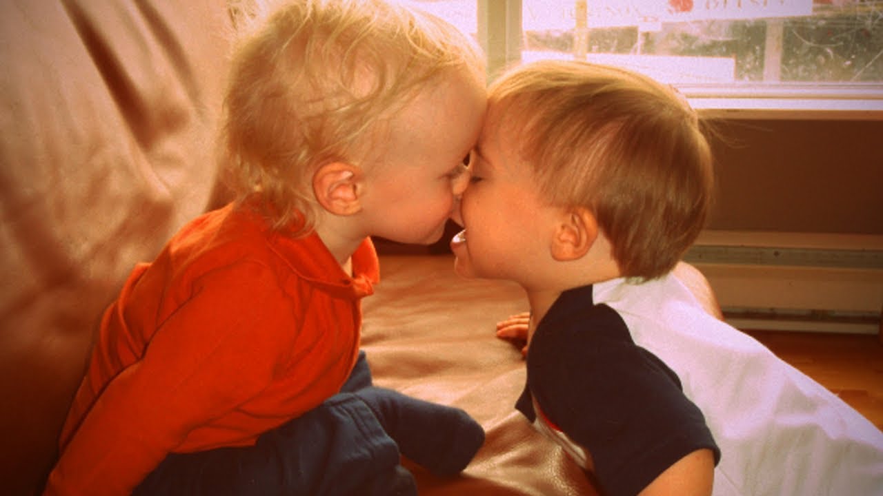 Licking boy girl. Край бэби поцелуй. Tongue Kiss Baby. Starkid Kiss. Baby Angels kissing looking so adorable.