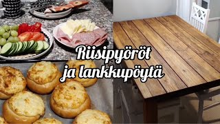 Leivotaan riisipyöröjä ja kasataan uusi lankkupöytä