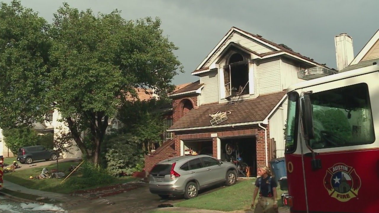 Lightning strike causes house fire in north Austin - YouTube
