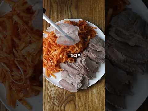밥에 비벼도 맛있고 수육과도 잘어울리는 <strong>무생채</strong>.