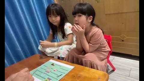 Tiếng Anh Giao Tiếp Tại Phan Thiết: Natalie and Sophia practice reading a story called "What am I?"