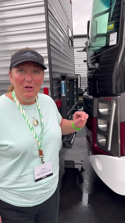 Parking is a premium at the RV showwwwww!#shorts #flrvsupershow #tamparvshow #fulltimerv #rvlife #rv