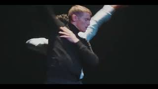 Theater Münster: NACHBARSCHAFT (Trailer)
NACHBARSCHAFT
Tanzabend aus Amsterdam, Gelsenkirchen, Münster und Osnabrück
von Anouk van Dijk, Giuseppe Spota, Lillian Stillwell und Marguerite Donlon
Weitere Infos & Tickets auf:
https://www.theater-muenster.com/produktionen/nachbarschaft-477.html
Künstlerische Leitung: Lillian Stillwell
Choreografische Assistenz: Katelyn Skelley
Dramaturgie: Tom Ryser
Dokumentationsfilm: Bowie Verschuuren
OSLO (UA)
Choreografie: Lillian Stillwell
Kostüme: Louise Flanagan
GENTLE IS THE POWER
Choreografie und Kostüme: Anouk van Dijk
BLANK
Choreografie und Kostüme: Giuseppe Spota
Kostüme: Monika Frenz
Choreografische Assistenz und Einstudierung: Tenald Zace
RUFF CELTS
Choreografie und Kostüme: Marguerite Donlon
Choreografische Assistenz und Einstudierung: Camilla Matteucci, Bojan
BESETZUNG
Amanda Cruz Portuondo
Yoh Ebihara
Hana Kato
Bartlomiej Kowalczyk
Juan Fernando Morales Londoño
Hera Norin
Enrique Sáez Martínez
Aline Serrano
Nadja Simchen
Jack Widdowson
Eine Produktion zum Jubiläum 375 Jahre Westfälischer Frieden
Video: Bowie Verschuuren
Eine Produktion des Theater Münster
Follow @ Tanzmuenster on Instagram! Theater Münster: NACHBARSCHAFT (Trailer)