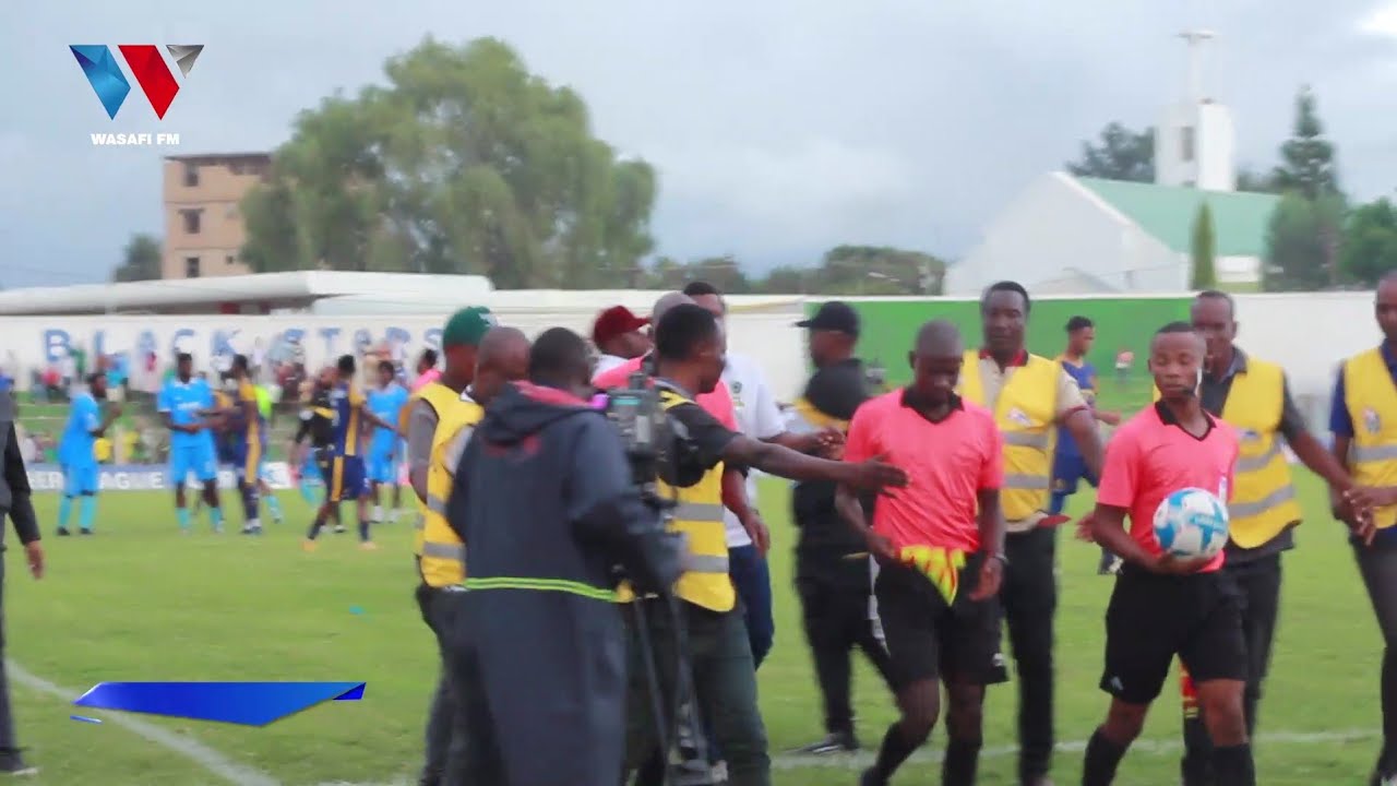 VURUGU: AZAM FC WALIVYOWAVURUGA WAAMUZI BAADA YA MCHEZO WAO NA SINGIDA ...