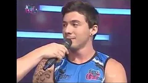 Mario Del Alcazar le roba un beso a Daniela Cortez