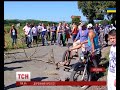 На Буковині жителі трьох сіл перекрили дорогу щоб привернути увагу до її жахливого стану На Буковині жителі трьох сіл перекрили дорогу щоб привернути увагу до її жахливого стану