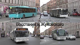 Автобусы на перекрёстке улиц Восстания и Жуковского в Санкт-Петербурге, февраль 2024 года