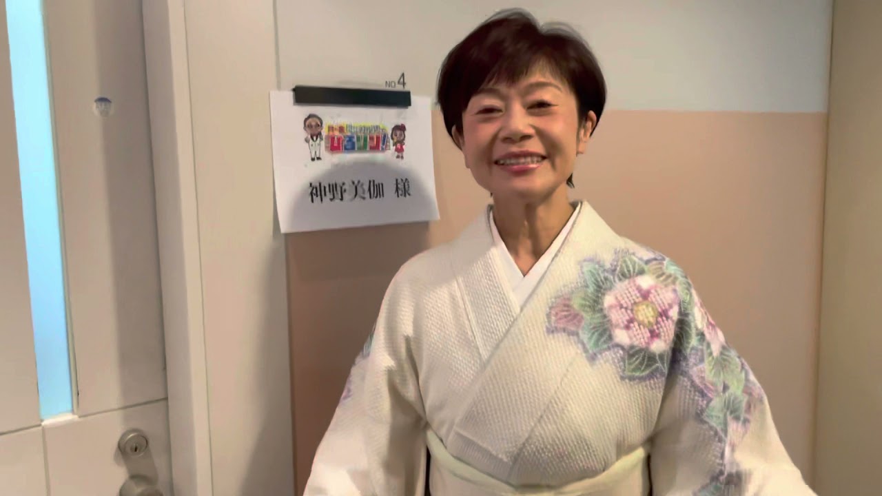 美品 着物のみ 総絞り“モノトーンで迫力を打つ孔雀☆”振袖M-33 未仕立て 振袖 22点セット「総絞り 紺ねず 牡丹に枝垂れ桜」仮絵