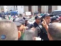شاهد الشرطة الجزائرية تمنع التجمهر أمام البريد المركزي والمتظاهرون سلمية 
