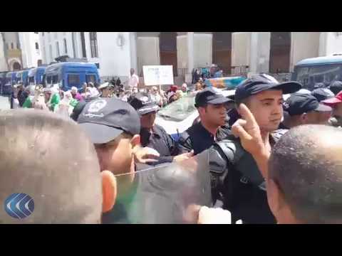 شاهد الشرطة الجزائرية تمنع التجمهر أمام البريد المركزي والمتظاهرون سلمية 