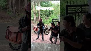 Sambutan Buat Kang Paket Dengan Joget