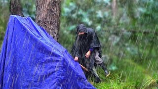 Camping alone in heavy rain. Build my own survival shelter. Bushcraft