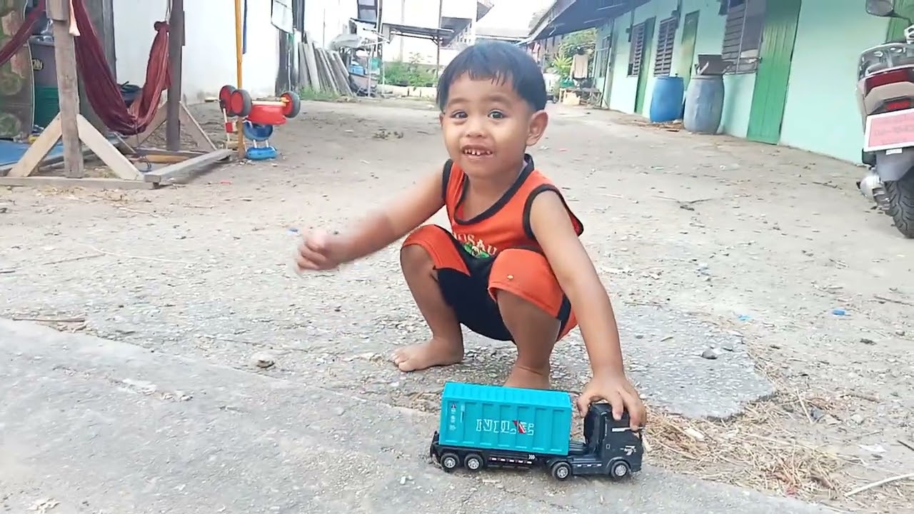 ไทก้าเล่นรถคันใหม่ของเขา