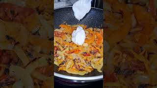 Печень говяжья с овощами, кабачок в духовке с сыром пармезаном.
