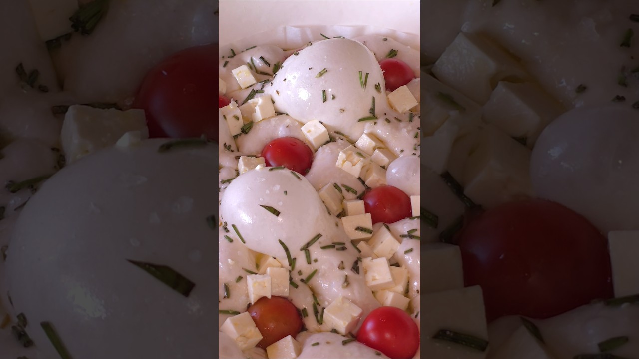 Feta and tomato sourdough focaccia / Focaccia de masa madre con queso feta y tomate