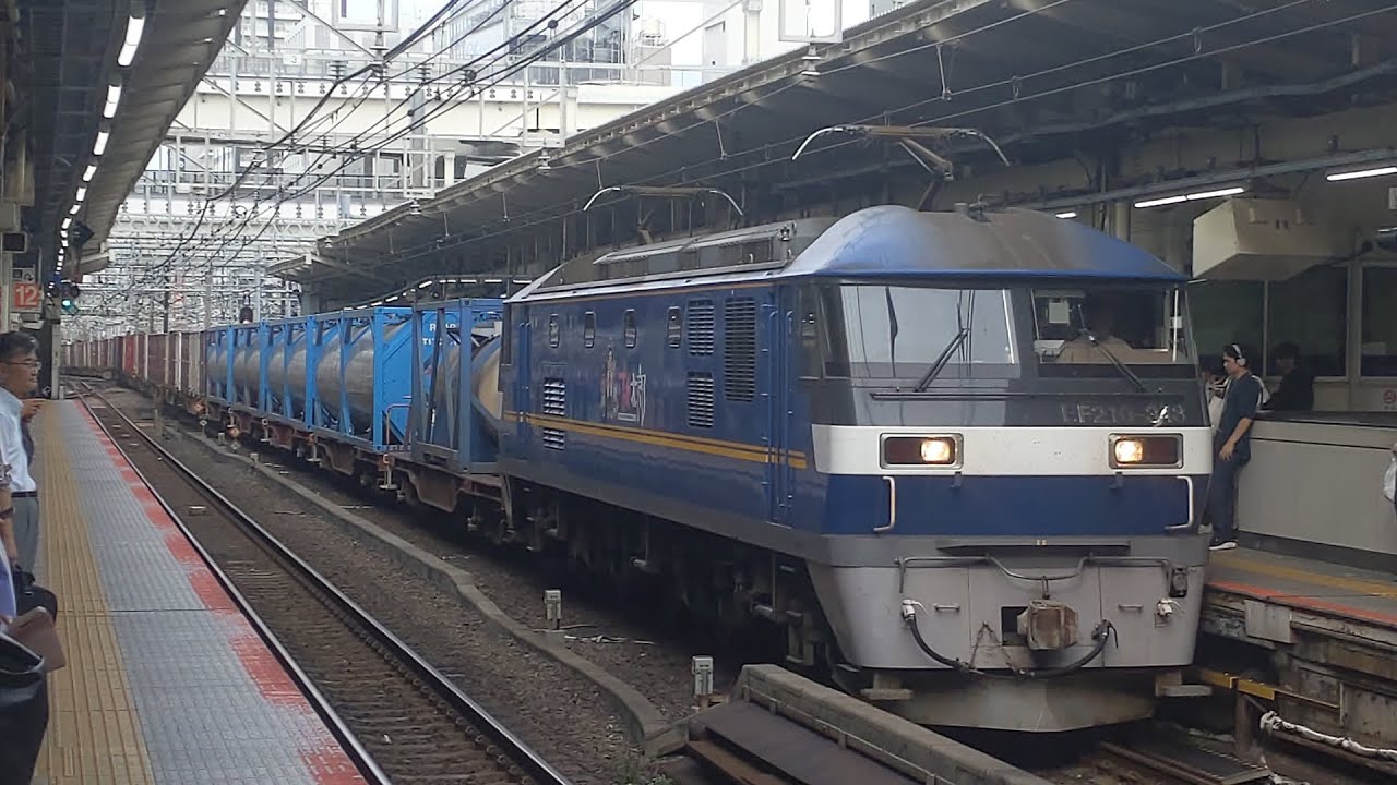 【神回！長い爆笛炸裂！横浜駅を全速力で高速通過する迂回貨物列車】JR貨物 EF210-348号機+コキ25B 新A161仕業[う1097レ] 名古屋タ行 横浜駅通過！[2025.10.08(水)]