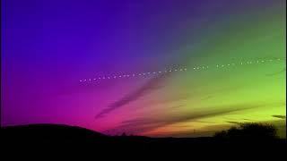 Starlink Satellites pass in front of Northern Lights - Polarlichter - Aurora Borealis