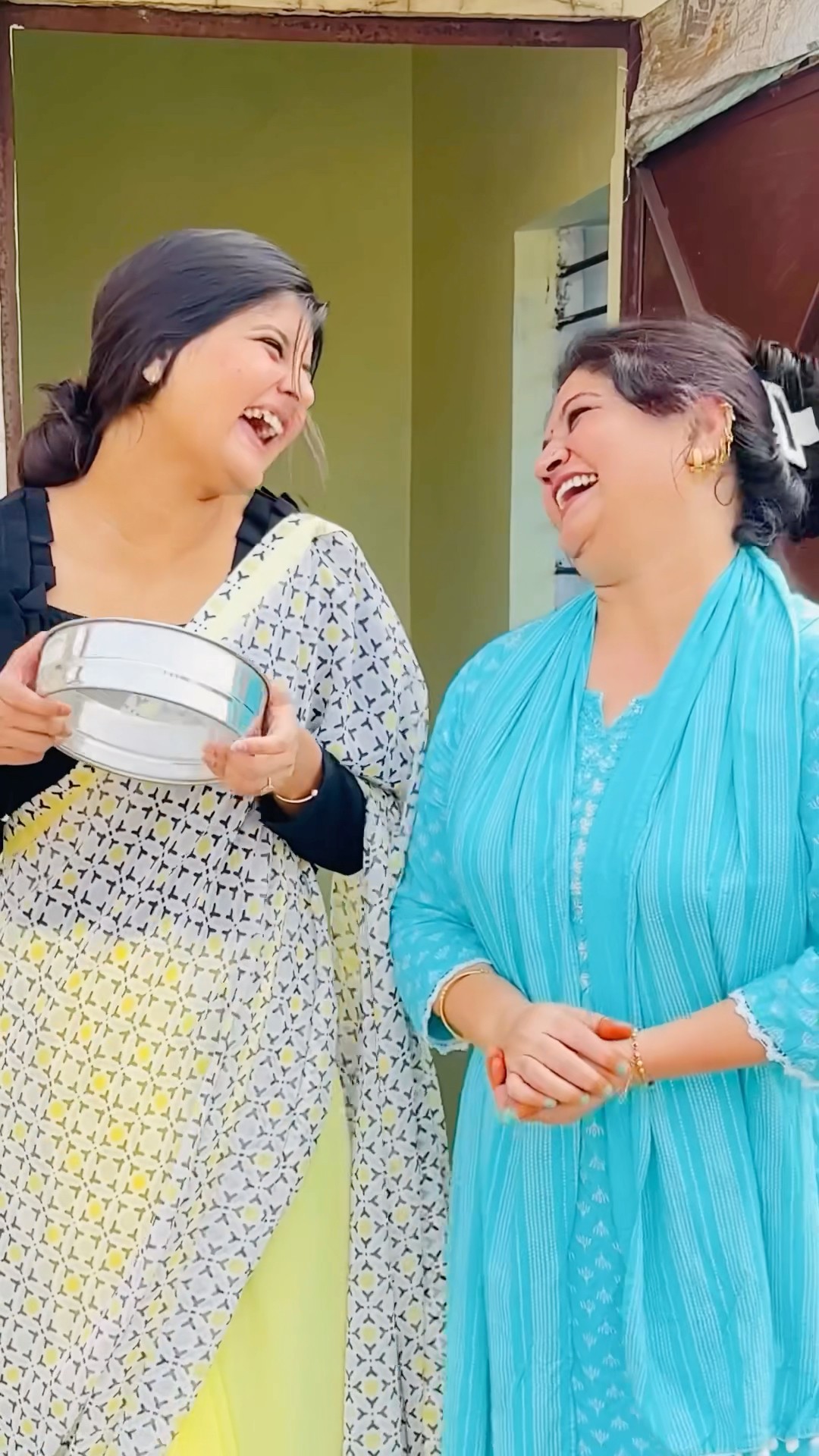 Saas bahu ka karvachauth ka gift ??? ||end zrur dekhna?❤️|| #shorts