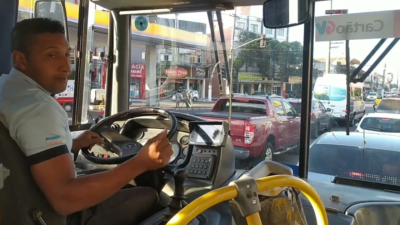 Motorista Barreto dirigindo Ônibus OF-1722 Mercedes Benz.