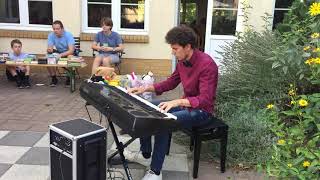 Thomas Krüger – Funny Techno Keyboard Medley At Garden Party chords