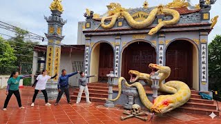 Brave Expert Confronts Giant Python to Rescue Girl from Abandoned House