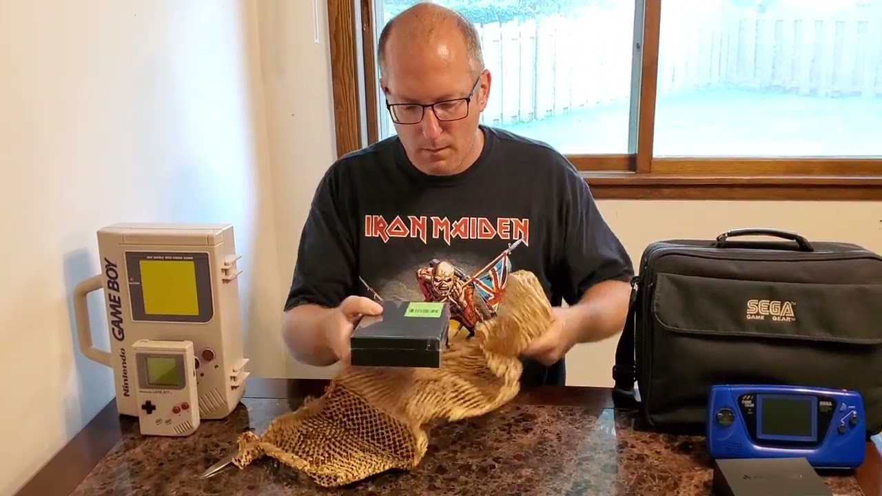 Analogue Pocket (white) unboxing & Game Gear adapter