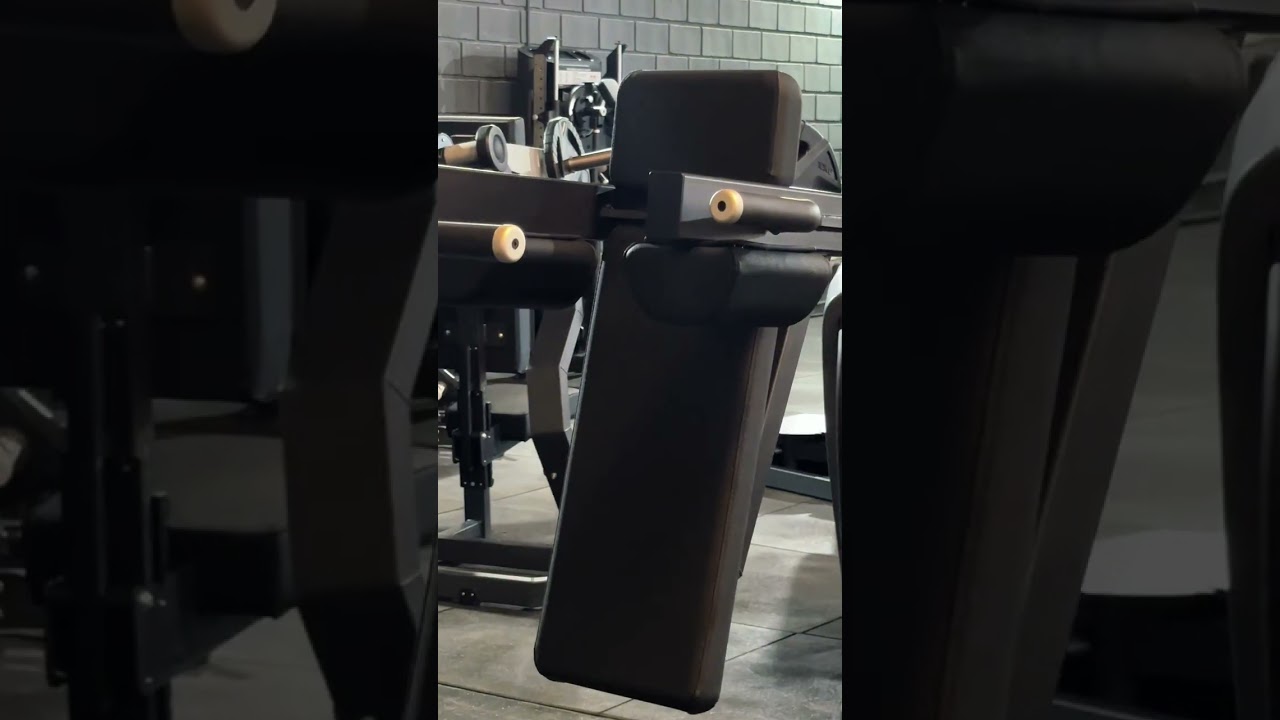 Pendulum Squat Carga Livre LuminaFIT LT610A Linha Classic - Treino