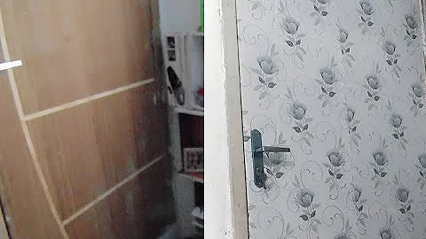 Como colocar papel de parede adesivo na porta de madeira?