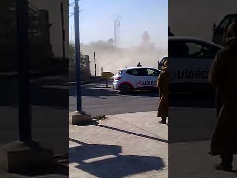 عامل ترميم الطرقات في طولقة بسكرة يرش الغبار وعدم المبالات من المواطنين ومحلات بيع الماكولات