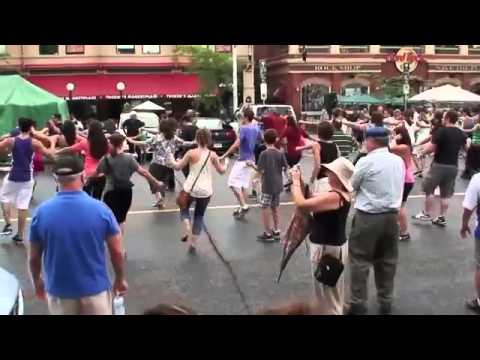 Flashmob improvisé  Zorba le grec en pleine rue