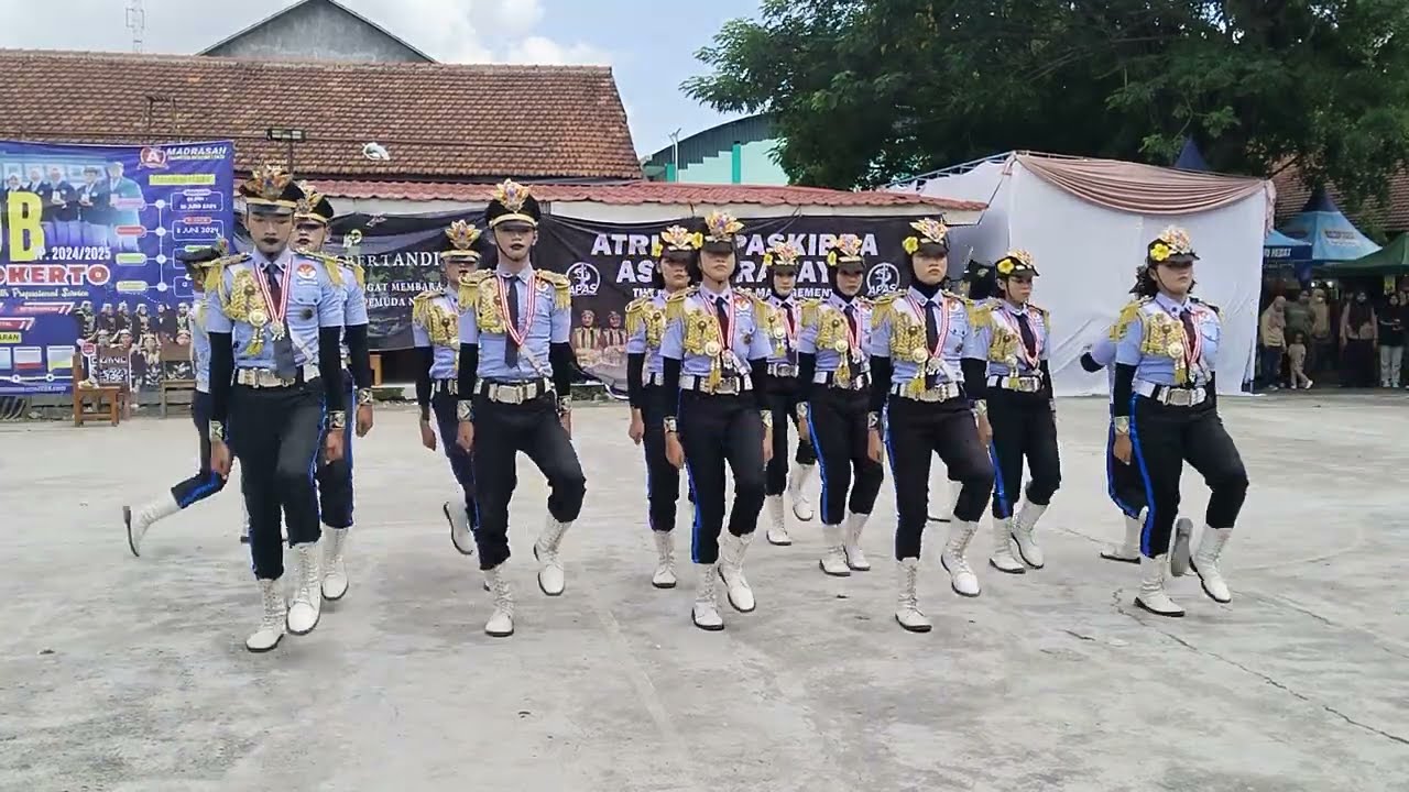 PENAMPILAN PASKIBRA SMAN 1 NGUNUT - TULUNGAGUNG TIM B DI LKBB AURA MAN 2 MOJOKERTO