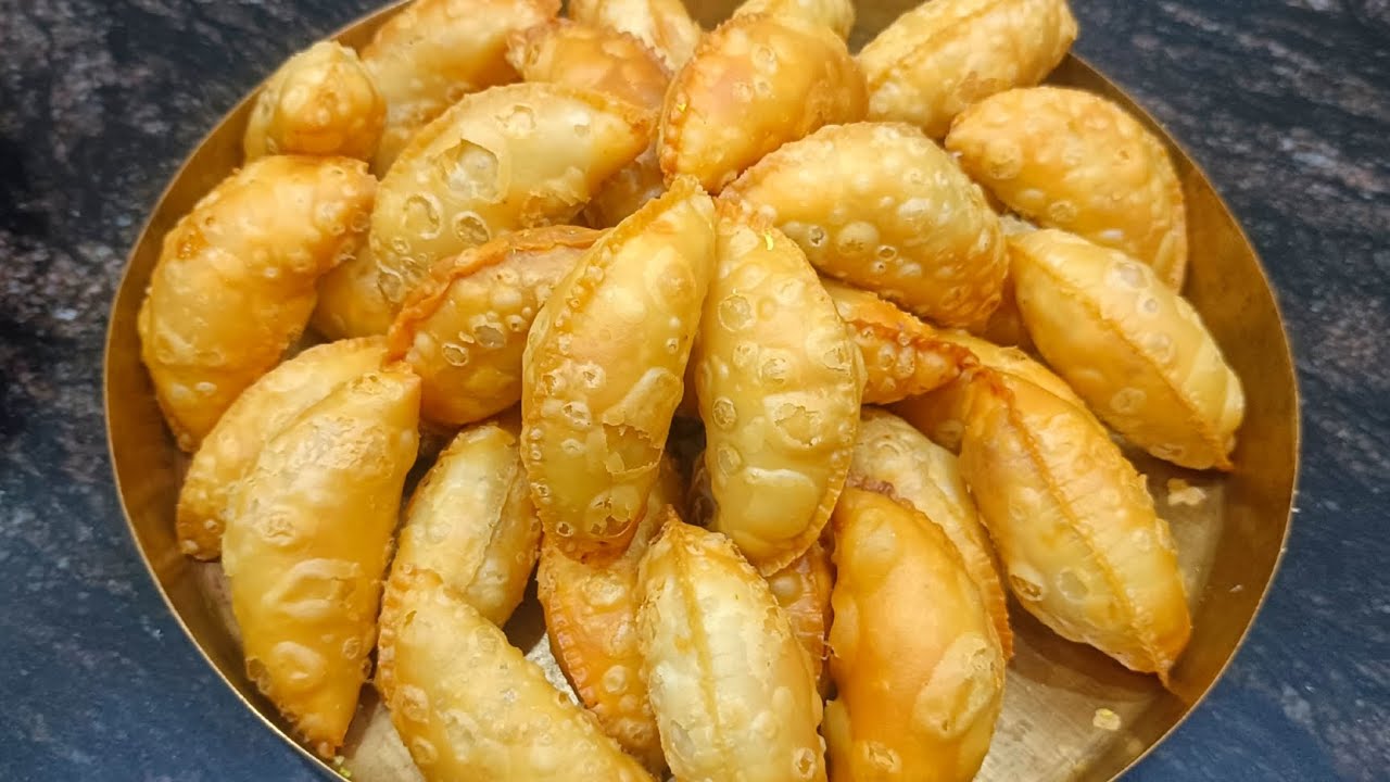 इस होली घर पर ही बनाए इतनी खस्ती व मुलायम गुजिया | Holi Special Khasta Gujiya Recipe| 