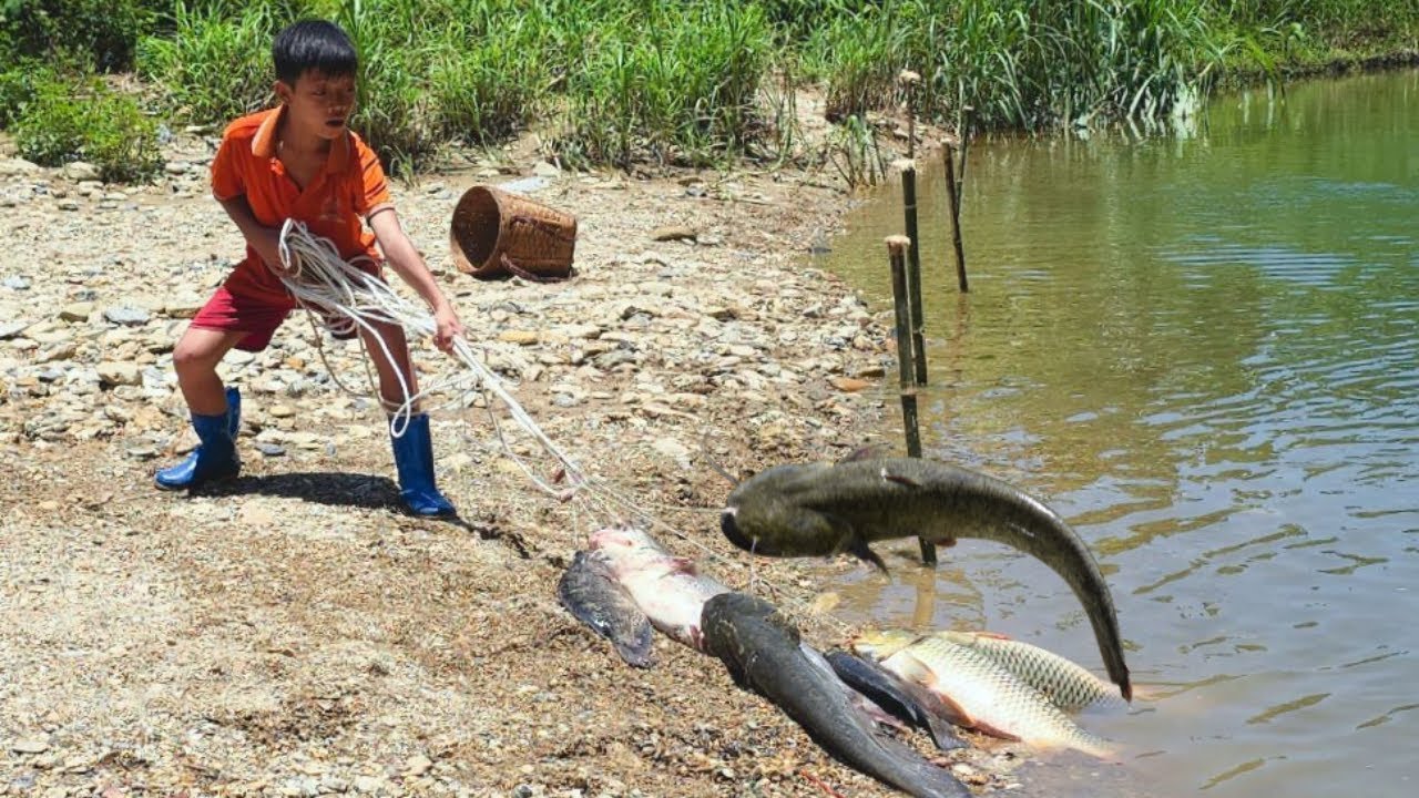 The traditional fishing technique, Bac uses a long rope to fish, harvesting 20kg of giant fish.