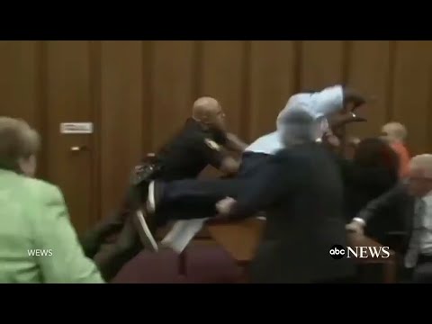 娘を殺した犯人に飛び掛かる父親 