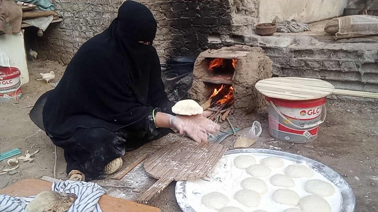 تعالوا شوفوا بنيت اصغر فرن في التاريخ عندنا في الدار وخبزت فيه احلى عيش باللبن الرايب افكار صعيديه