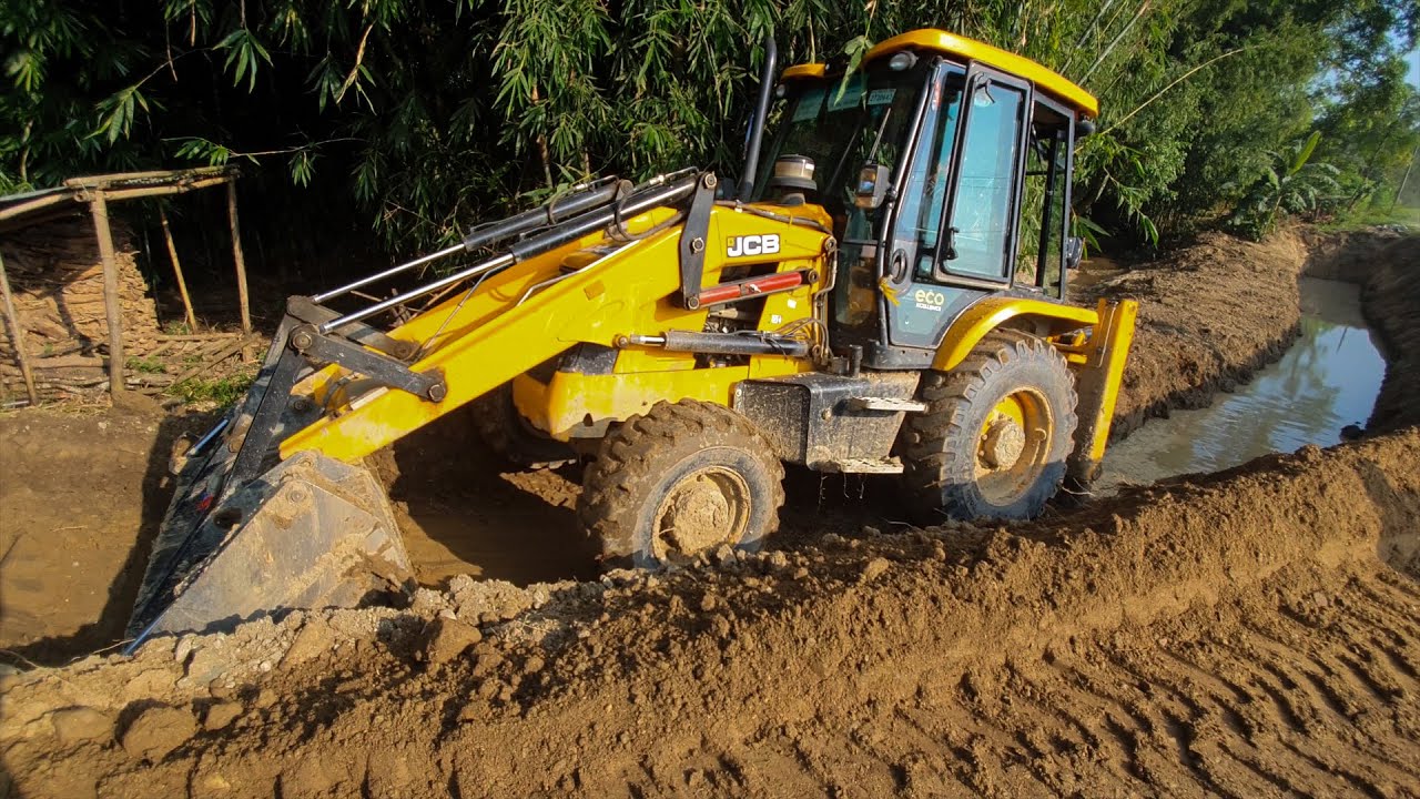 Backhoe Water Efficient Drain Excavation Using a JCB Backhoe for Water Management ...