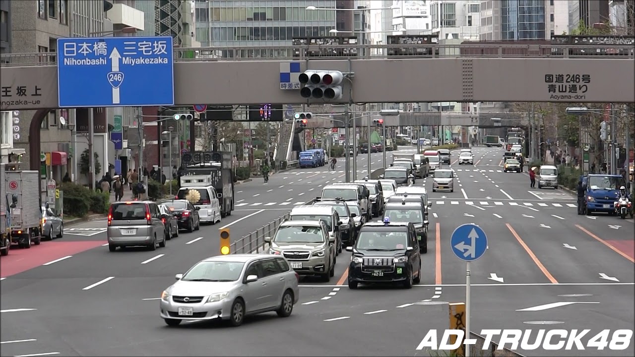 街宣車を追尾 ３台の警察車両が赤信号交差点を一斉にサイレン鳴らし進んで行く Youtube