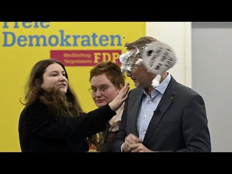 زن معترض کیک را به صورت سیاستمدار آلمانی مالید