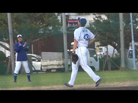 小田コーチから厳しい声を掛けられながらノックを受ける味谷、後ろで応援する落合英二コーチ (2022/11/06)
