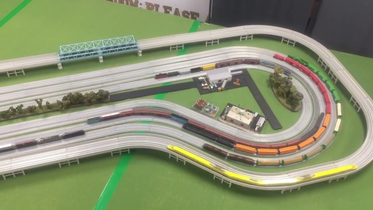 KATO N SCALE 9 TRACK RACEWAY 8' X 12' WITH V16, V11, V14, V13