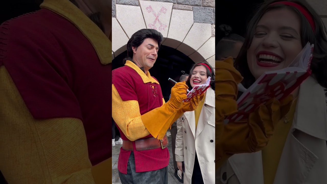 Gaston m’a taxer tous mes bonbons 😭 #dlp #disneylandparis #halloween #gaston #beautyandthebeast