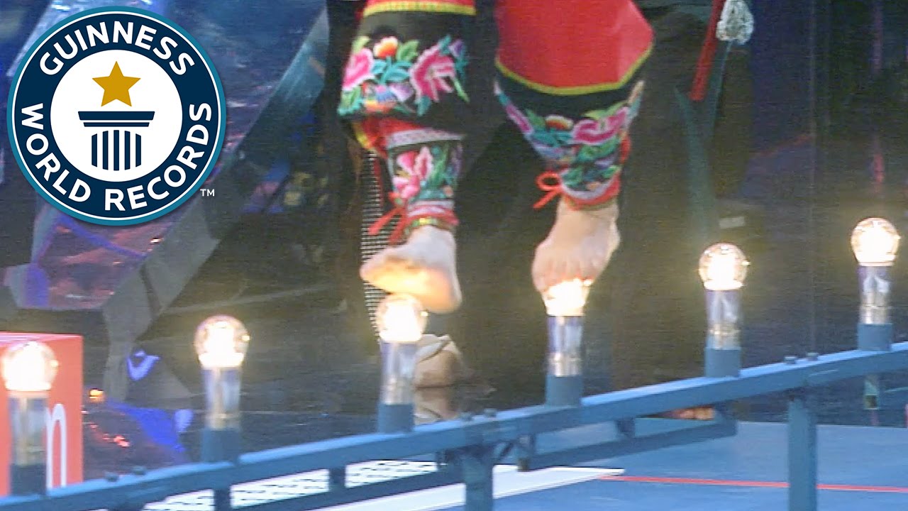 light bulb icon Fastest time to cross 20 m on light bulbs // Guinness World Records Italian Show (Ep 24)